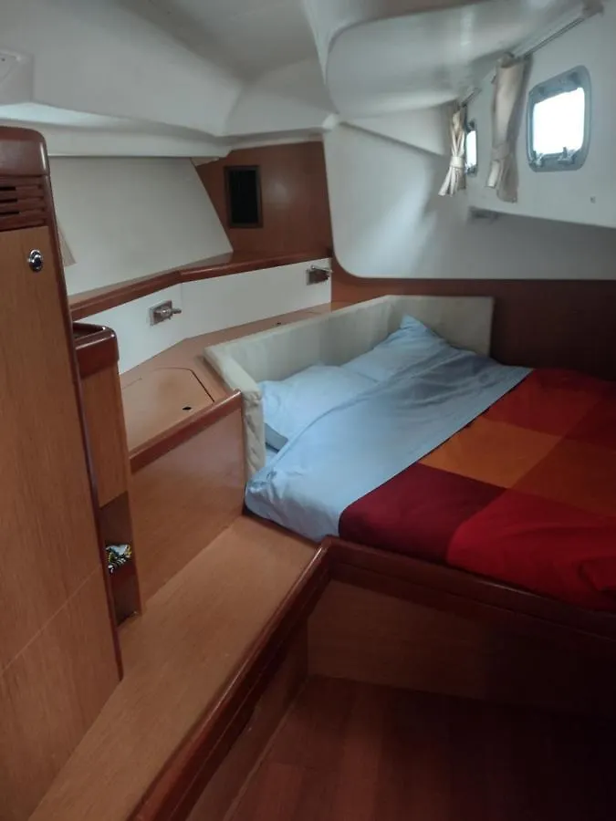 Private Room On Sailing Yacht 'Victoire' Marzamemi 0*,  Italia